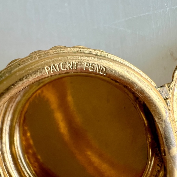 Vintage Gold-Tone Double Photo Locket Patent Pending Etched Floral Heart Motif - Picture 6 of 8